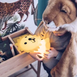 Mr Maria Leeuw first light 25cm geel