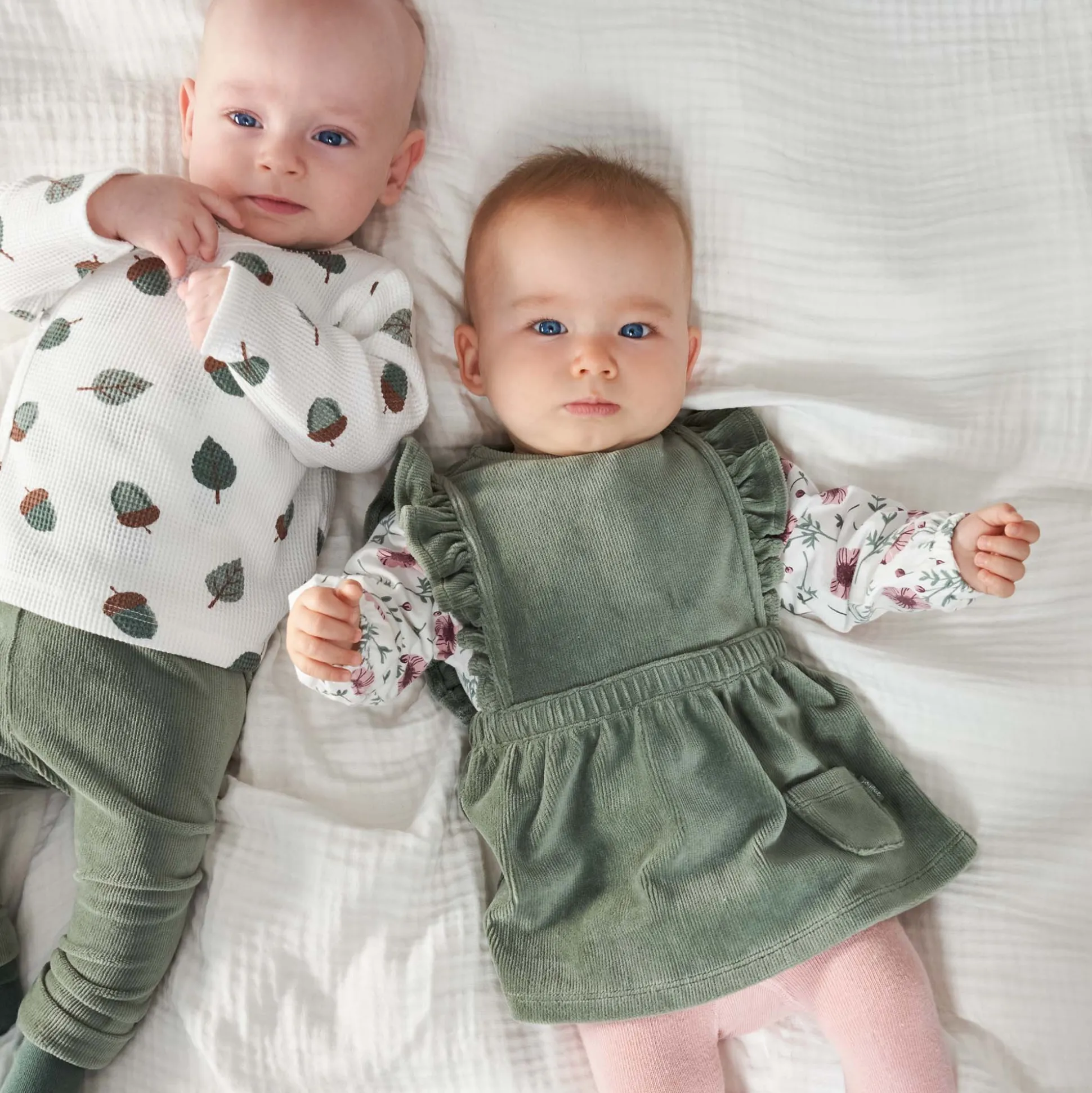 Prénatal newborn jurk velours mouwloos effen groen