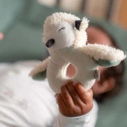 Prénatal rammelaar Kleine Vriendjes Ivory White